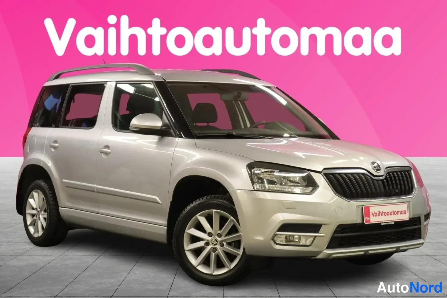 Etuviisto, nokka oikealle: Hopeanvärinen Skoda Yeti etuosaltaan ja vasemmalta sivultaan kuvattuna