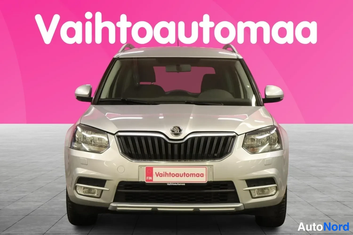 Edestä: Hopeanvärinen Skoda Yeti suoraan edestä kuvattuna