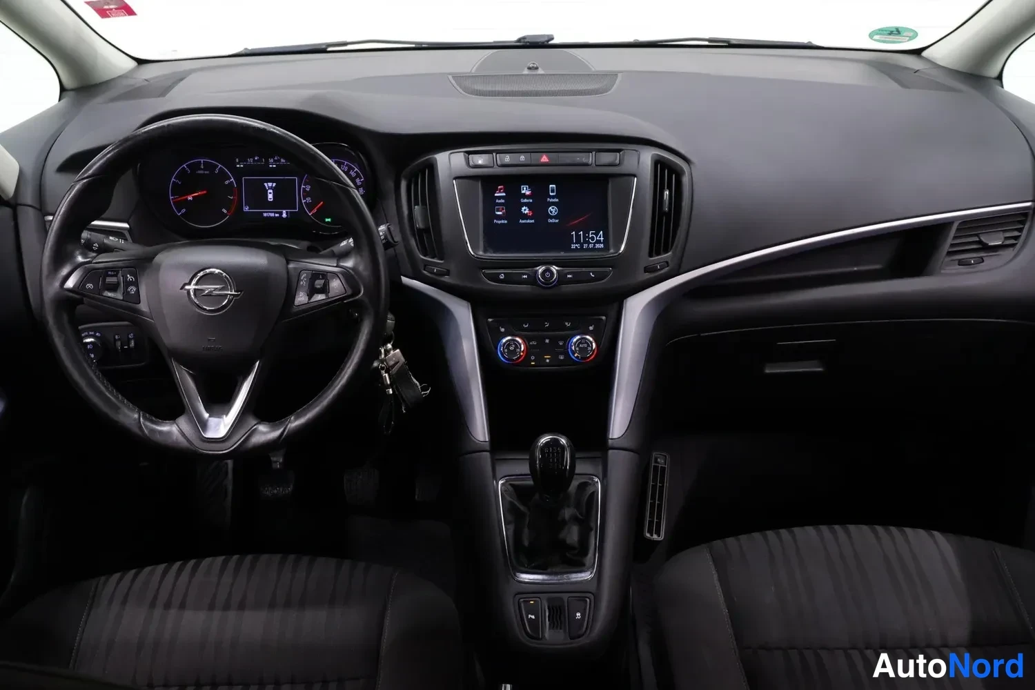 Muu: Auton sisäosa etuistuimilta kuvattuna: Opel-ohjauspyörä, mittaristo, kosketusnäytöllinen radio ja vaihtoehto painaa loppuun 11:54.