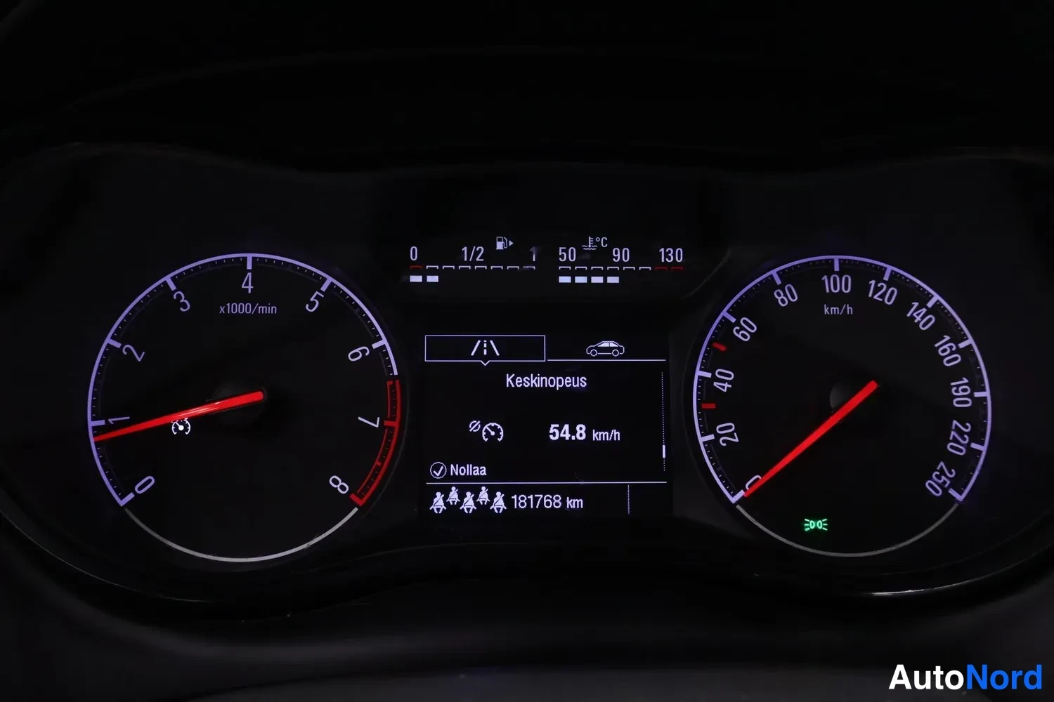 Muu: Mittaristo pimeassa: naytolla Keskinopeus 54.8 km/h, Nollaa ja kokonaismatka 181768 km, nopeusmittari 0-250 km/h.