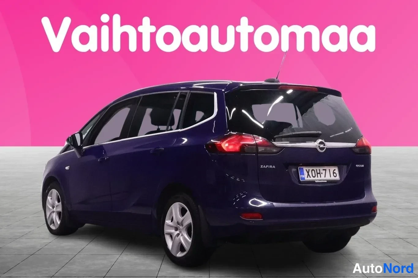 Takaviisto: Sininen tila-auto takaviistosta, rekisterikilpi, takana Zafira-teksti