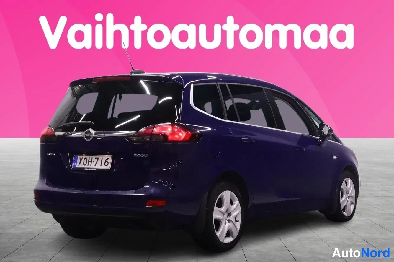 Takaviisto: Sinisen autocombin takapästä ja oikea sivusta otettu kuva, rekisterikilpi.