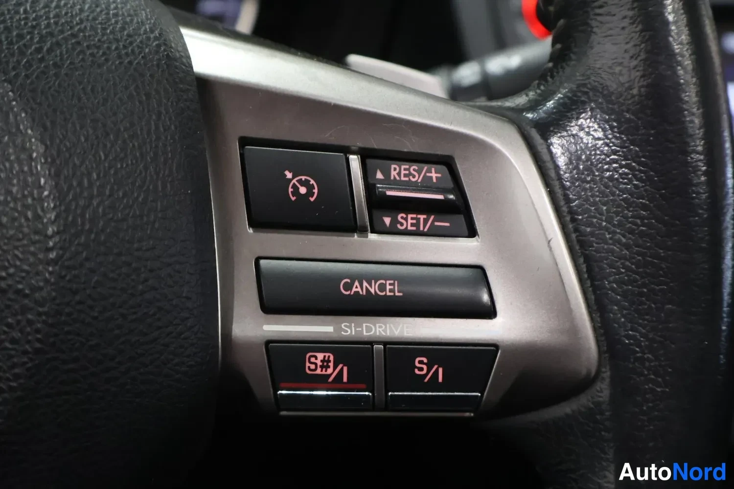 Muu: Ratin right-sivun säädimet: tempomatti (RES/+, SET/−, CANCEL) ja SI-DRIVE-valinta.