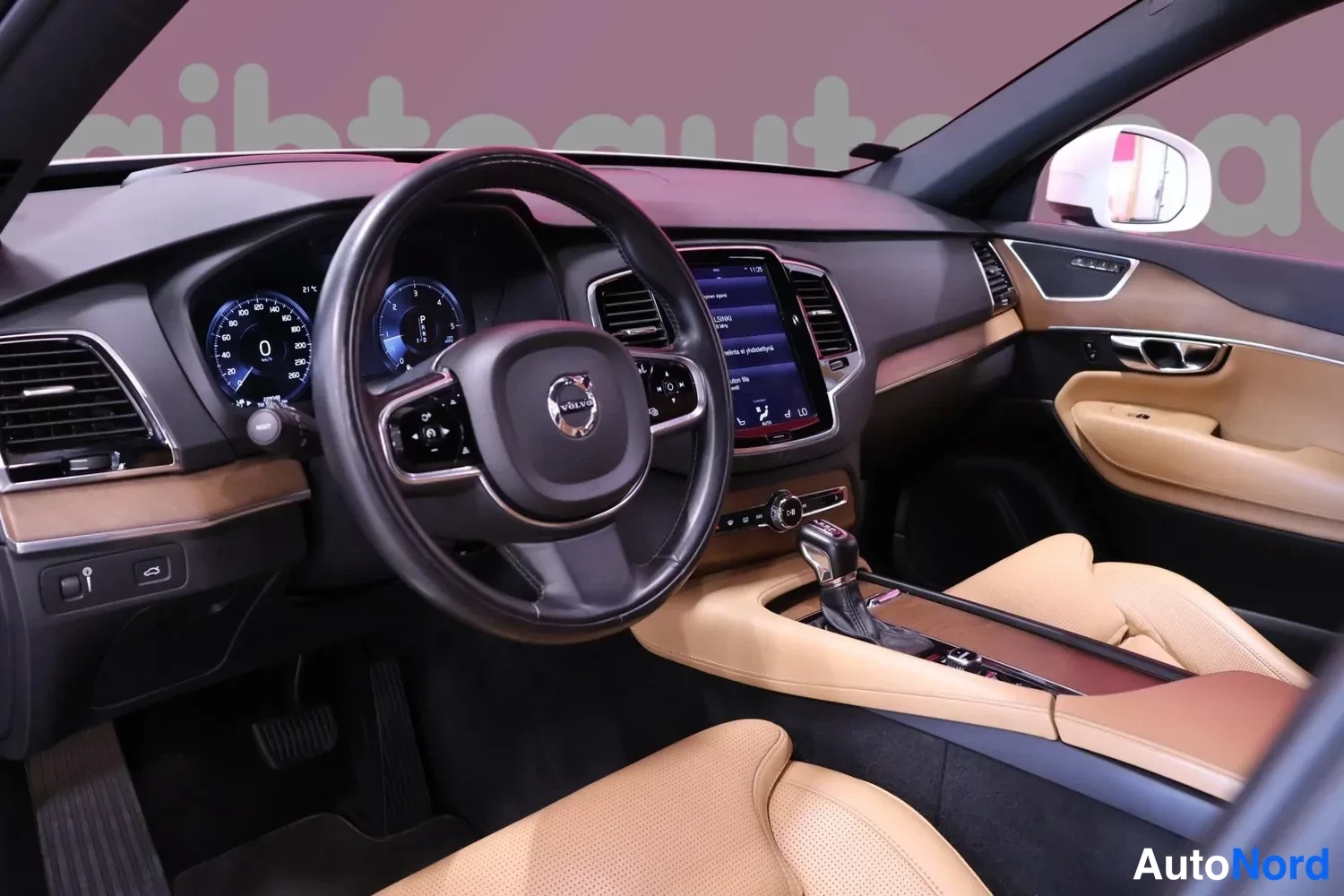 Muu: Volvo-ohjauspyörä, digitaalinen mittaristo ja keskitörmän kosketusnäyttö, beigea nahkaa verhoilu
