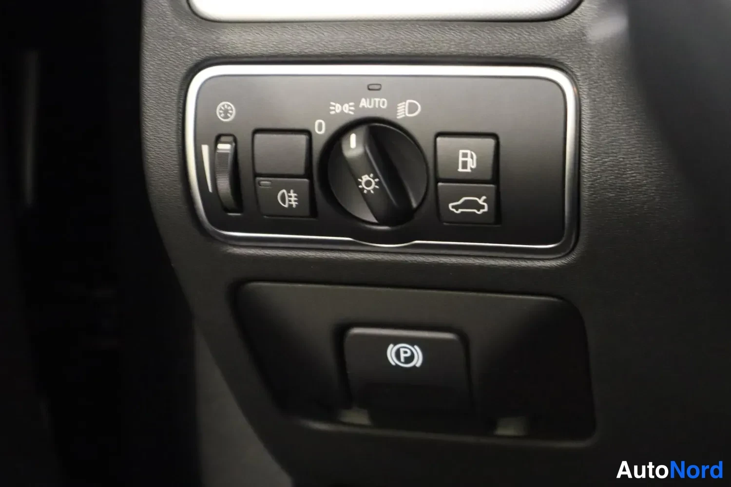 Muu: Valaistuksen säädin AUTO-asennossa, sähköinen seisontajarrun painike (P).