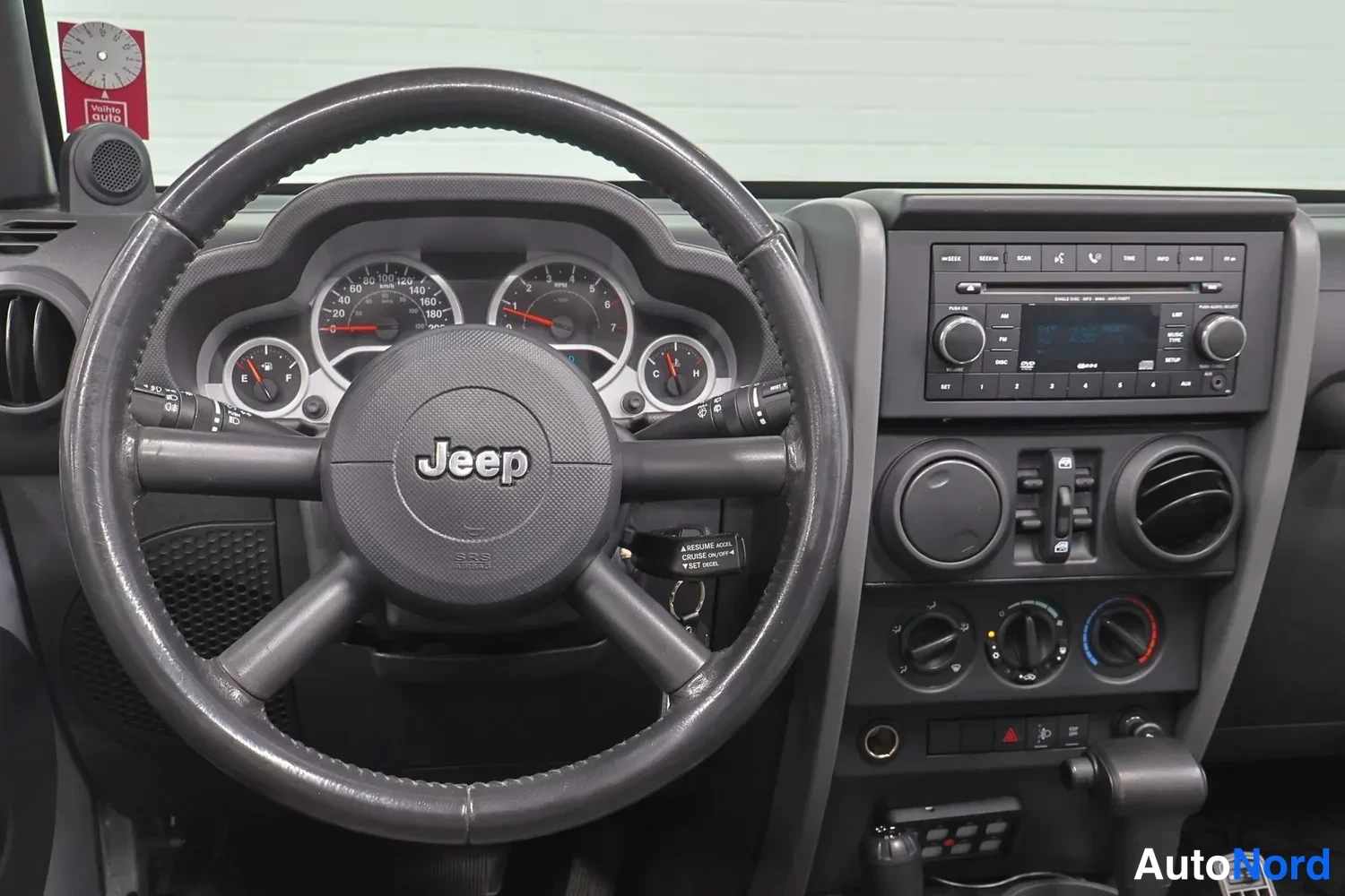 Muu: Jeep-merkkinen ohjauspyörä, mittaristo ja keskikonsolin radio.