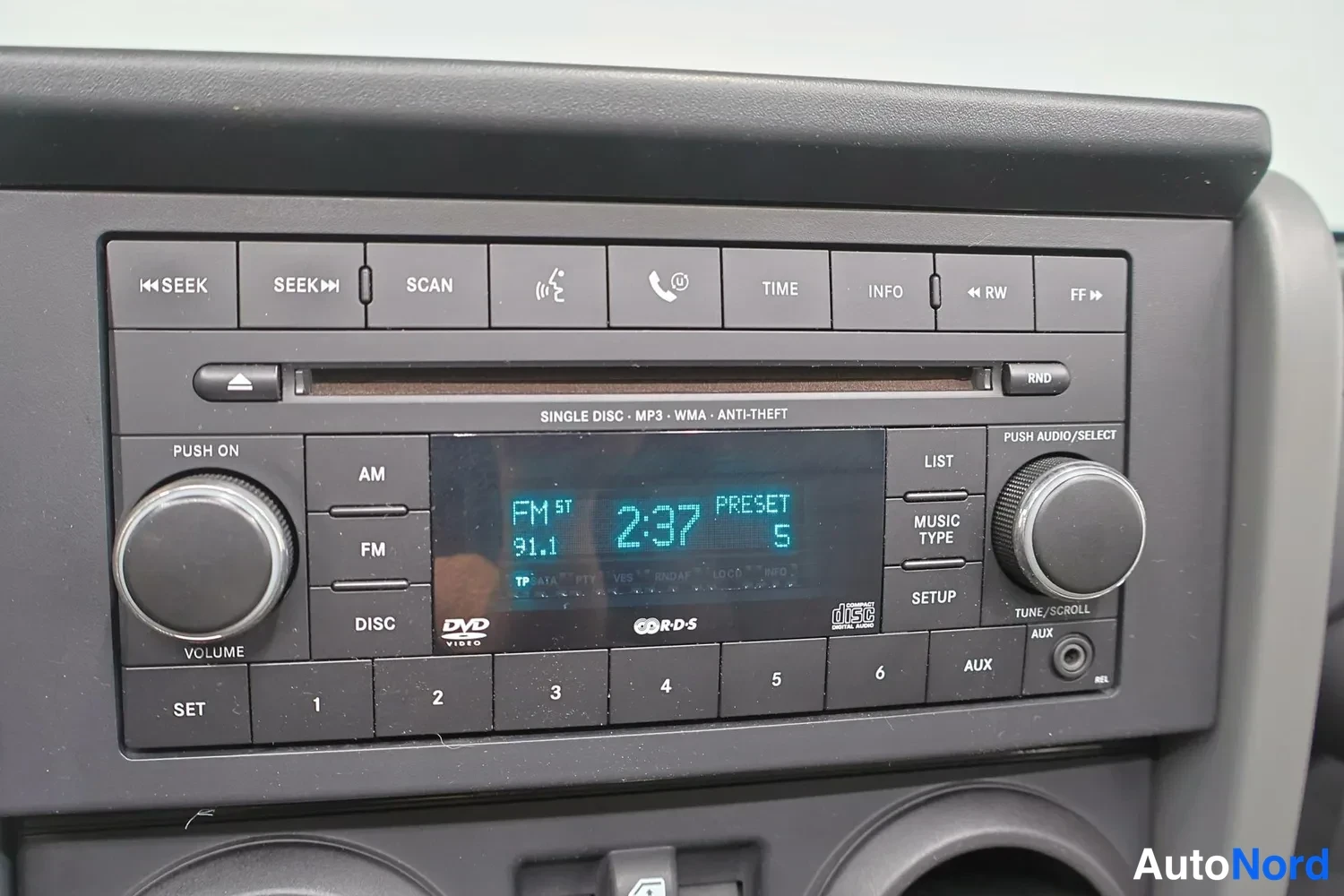 Muu: Radiopaneeli: yksilevyinen CD/DVD-radio, FM 91.1, kello 2:37, MP3/WMA-merkinnät.
