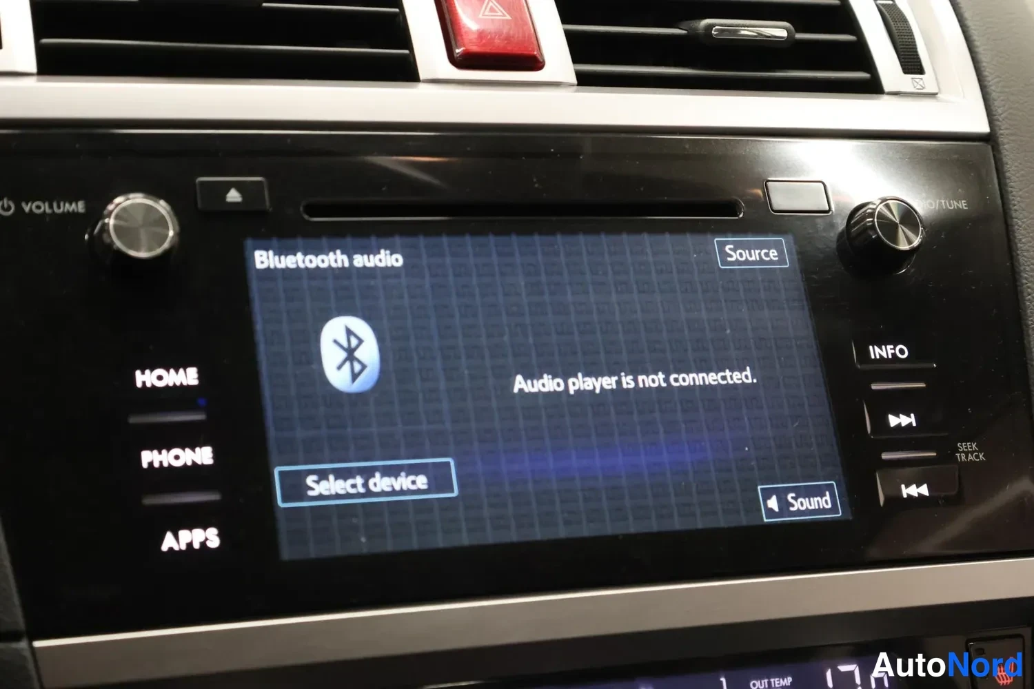 Muu: Autoradion näyttö näyttää Bluetooth audio -valikkoa, teksti Audio player is not connected.
