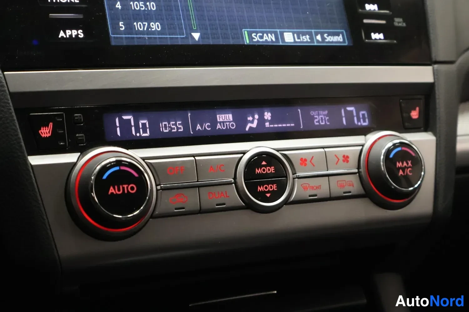 Muu: Auton ilmastointipaneeli AUTO- ja MAX A/C -napeilla, näytössä 17,0 astetta, A/C AUTO ja kello 10:55.