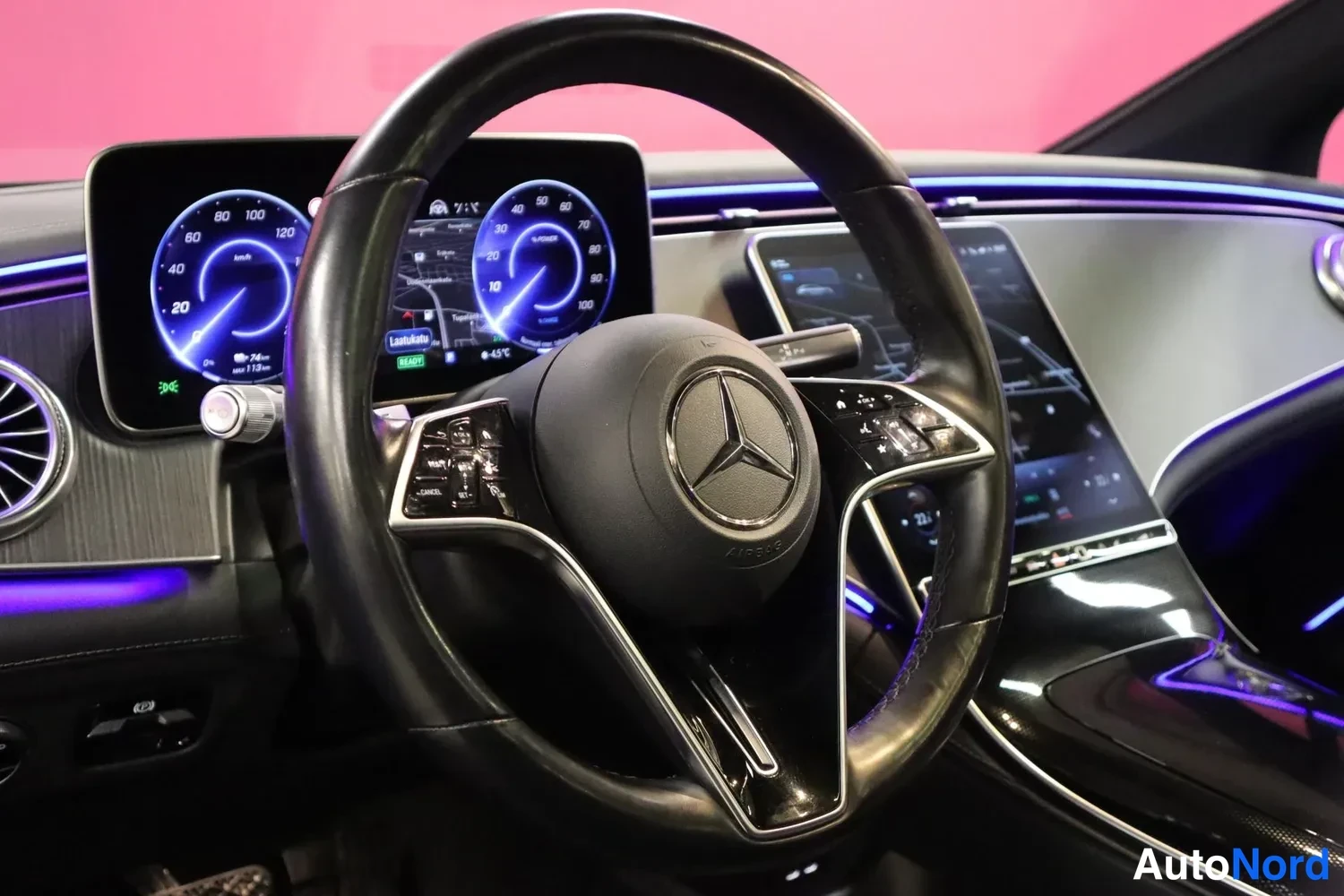 Muu: Ohjaamossa Mercedes-ohjauspyörä ja digitaalinen mittaristo, keskellä kosketusnäyttö.