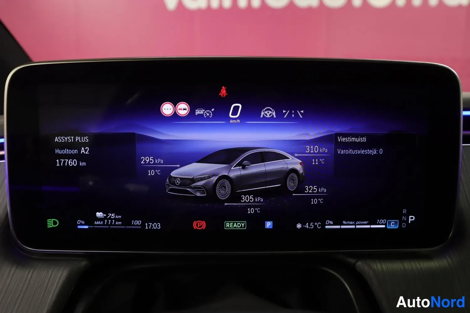 Yksityiskohta: Mercedes-Benzin infotainment-näyttö ilmanpaine- ja huoltoilmoituksineen: ASSYST PLUS huoltoon A2 17760 km, renkaiden paineet 295–325 kPa ja viestimuisti ilman v