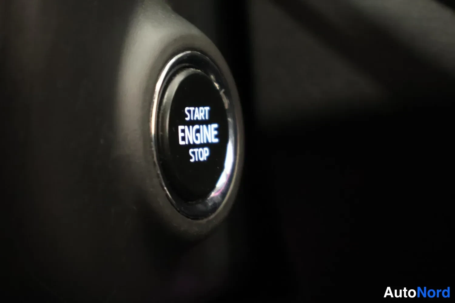 Muu: Start Engine Stop -käynnistyspainike suljetussa kehysreunassa.