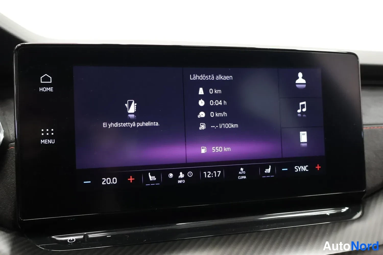 Muu: Auton kojelaudan infotainment-näyttö, jossa näkyy puhelun ja matkatietojen aloitusnäkymä tekstillä 'Lähdöstä alkaen', '0 km' ja '550 km'.