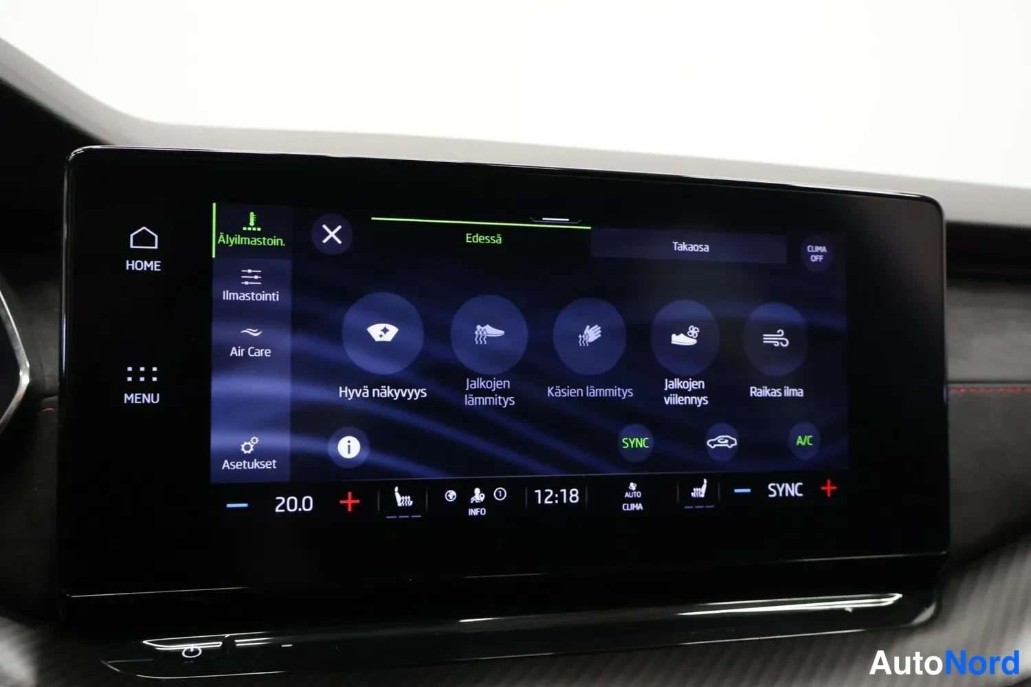 Muu: Infotainment-näytön ilmastointivalikko, jossa ovat vaihtoehdot kuten 'Hyvä näkyvyys', 'Jalkojen lämmitys', 'Käsien lämmitys', 'Jalkojen viilennys' ja 'Raikas il