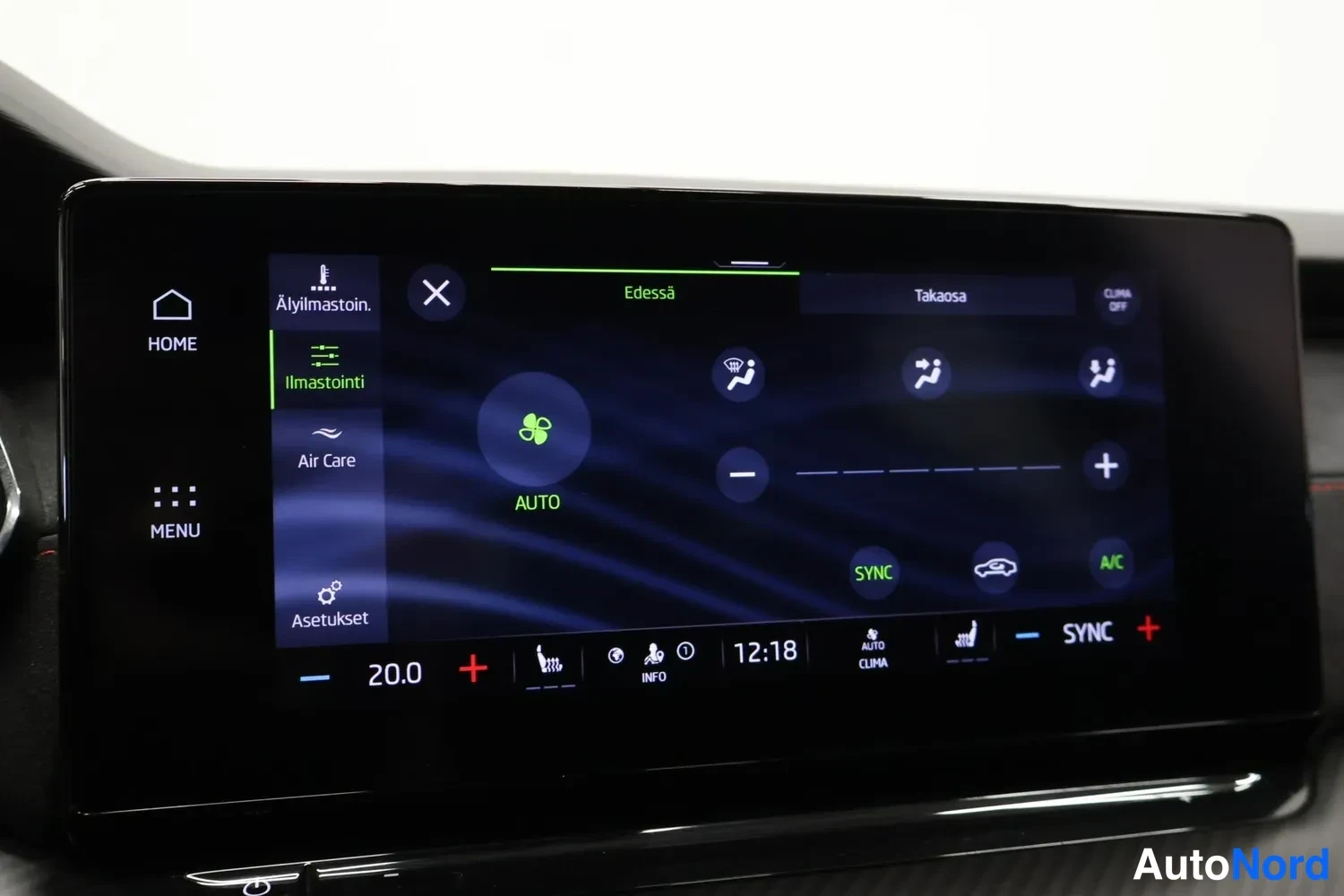 Muu: Infotainment-näytön ilmastoinnin asetussivu, AUTO-toiminto valittuna, taustalla tumma käyttöliittymä ja SYNC- ja AIC-painikkeet.