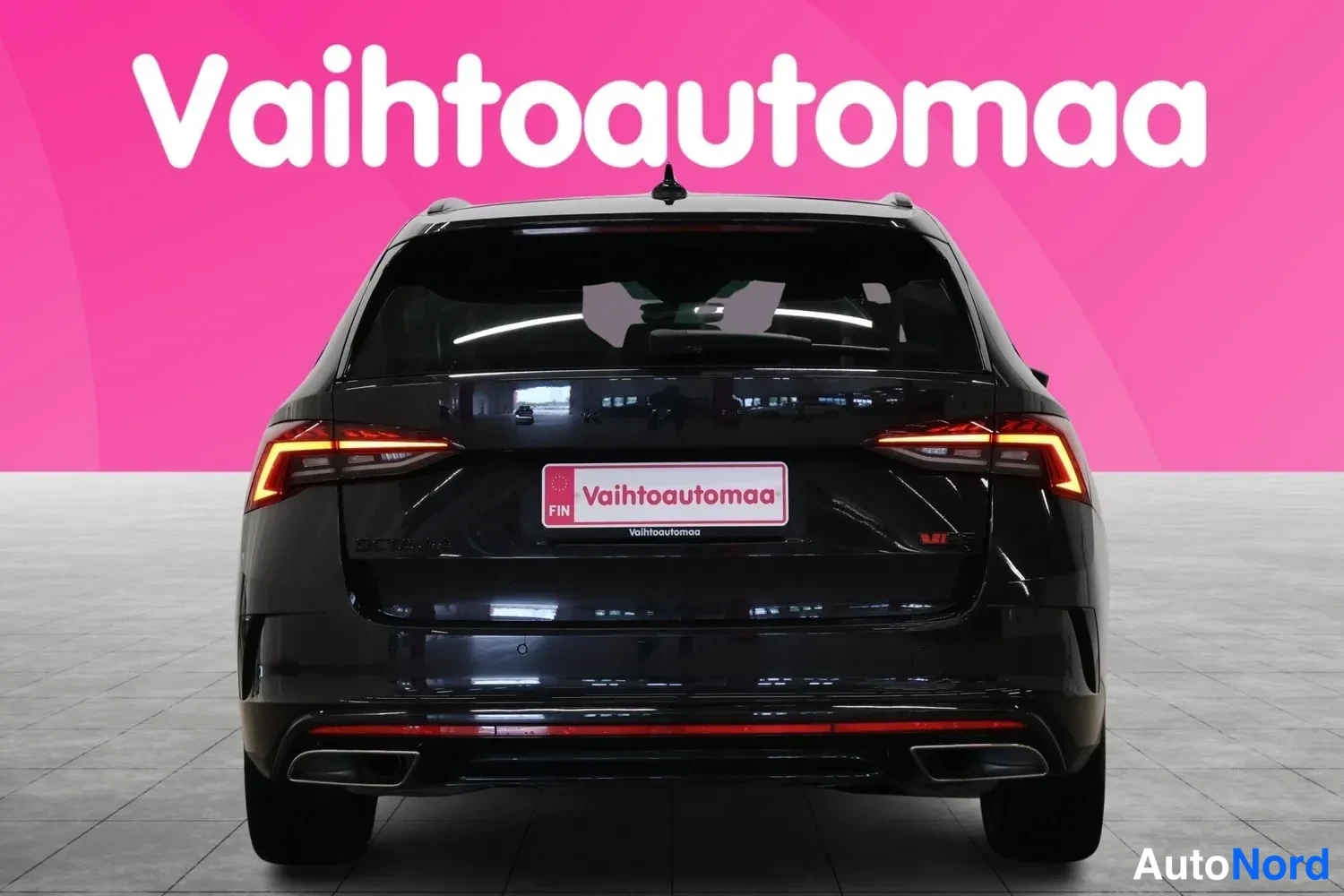Takaa: Musta farmariauto suoraan takaa, takavalojen LED-piirtymät ja kaksiosainen pakoputki näkyvät.