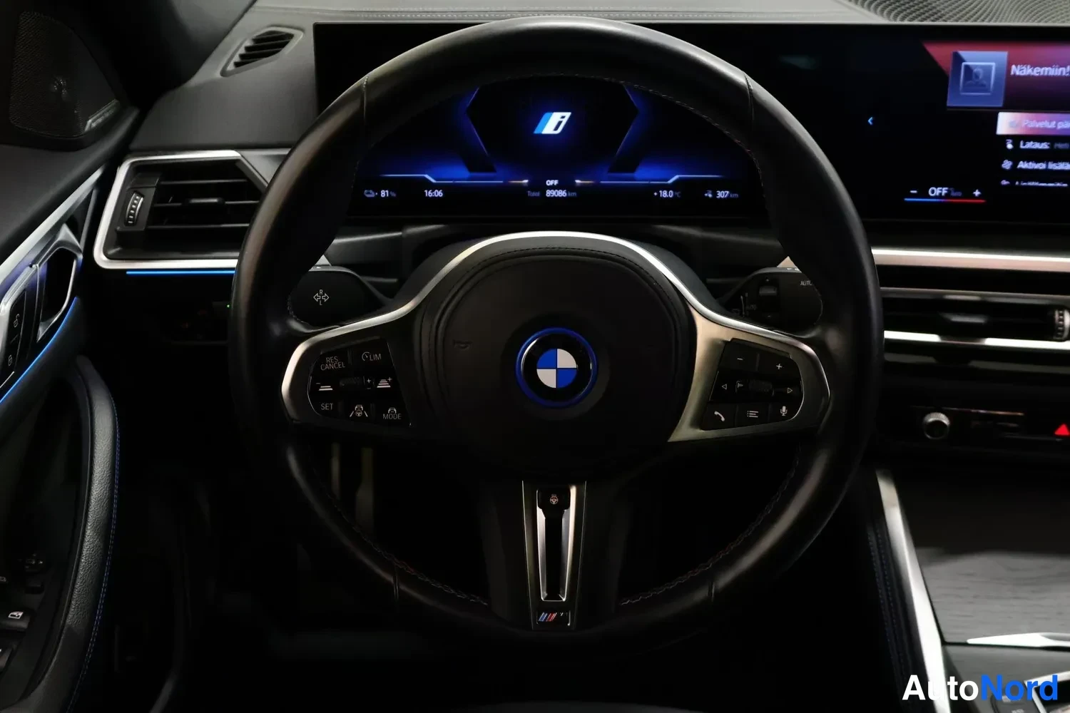 Muu: ohjauspyörän taka- ja mittaristönäkymä, BMW-merkki keskellä