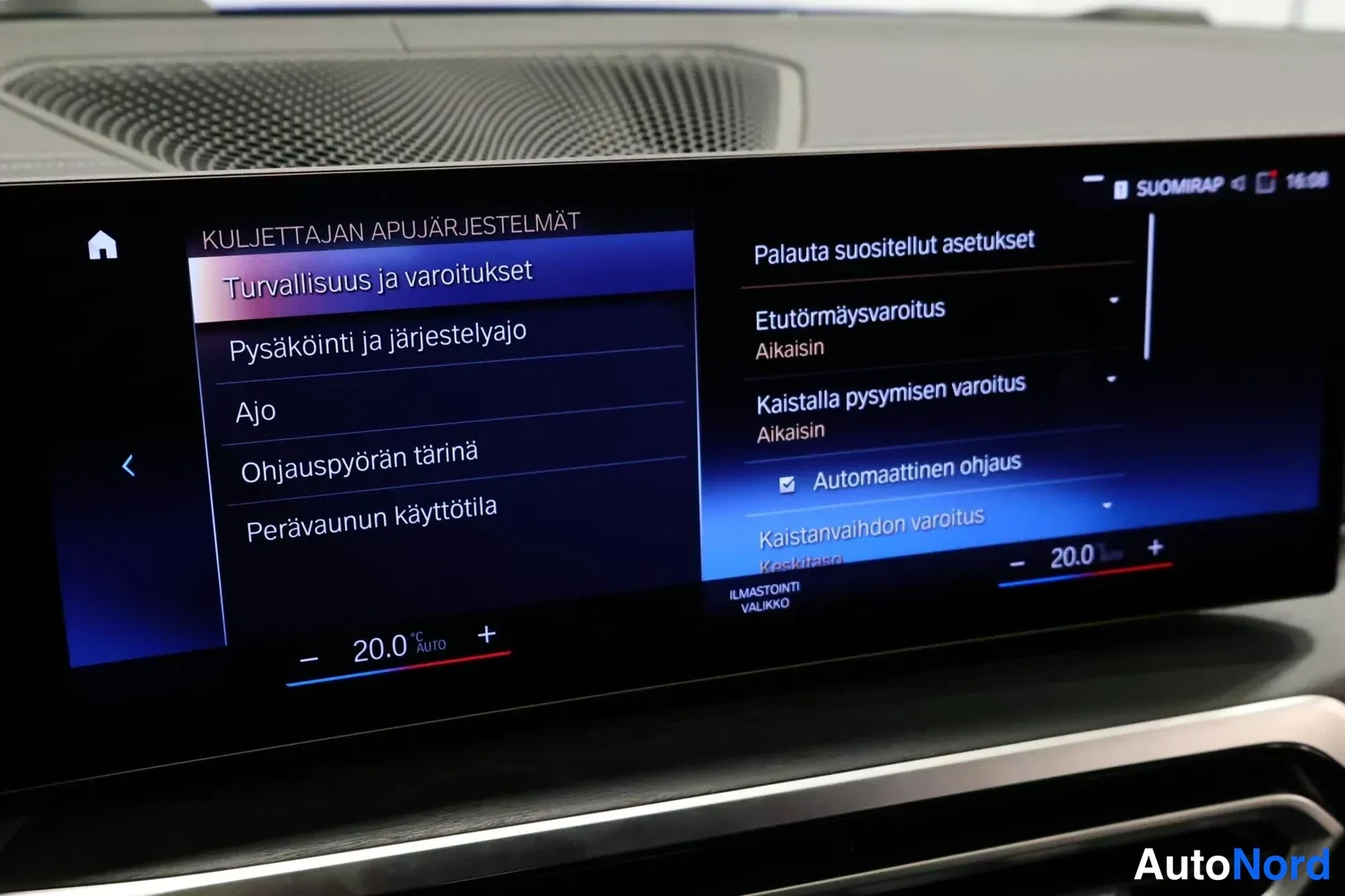Yksityiskohta: Infotainment-näyttö, jossa näkyy kuljettajan apujärjestelmien valikko