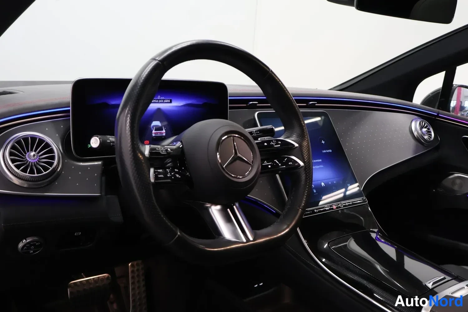 Muu: Mercedes-tunnusmerkillinen ohjauspyörä, kaksi näyttöä ja pyöreät tuulettimen säädöt.