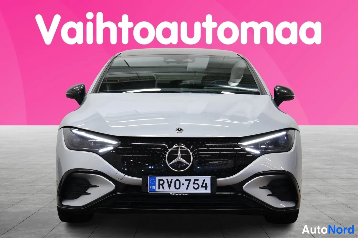 Edestä: Mercedes-Benz EQE:n keula suoraan edestä, rekisterilapunumerolla.