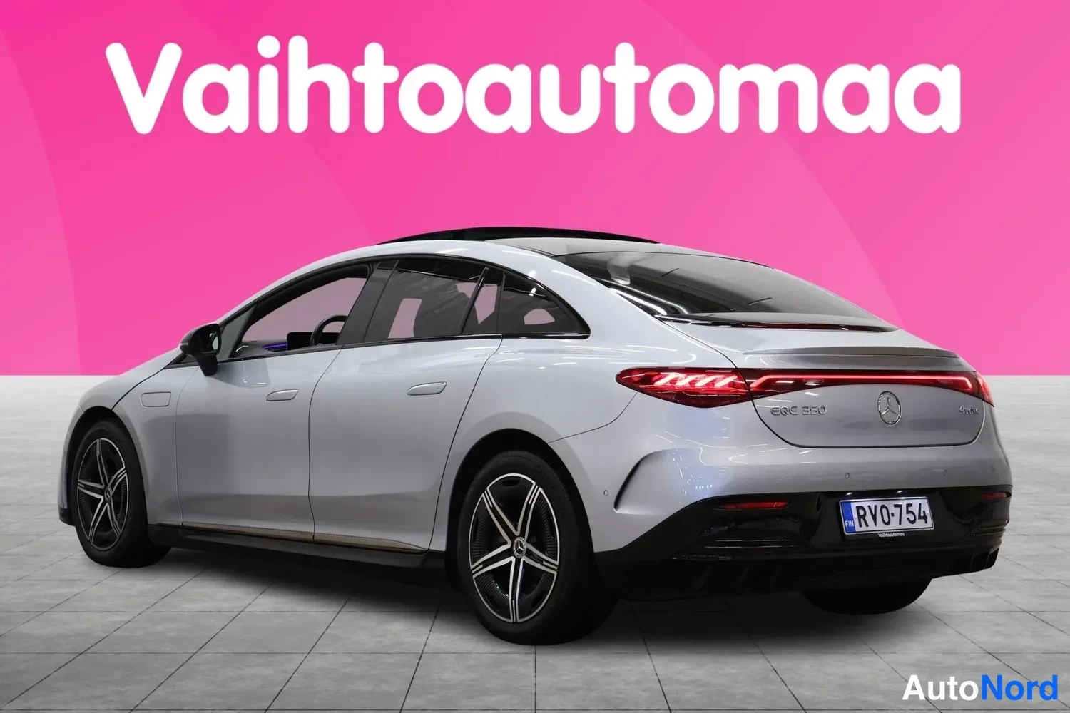 Takaviisto: Auton takakulmanäyttö: hopeanvärinen Mercedes-Benz EQE 350 -mallinen sedan takaa ja vasemmalta sivulta kuvattuna, valkoisella taustalla.