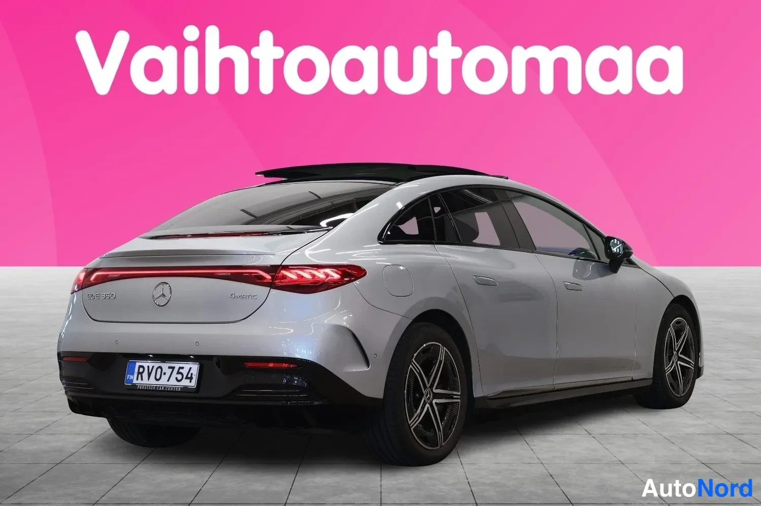 Takaviisto: Auton takakulmanäyttö toisesta suunnasta: hopeanvärinen Mercedes-Benz EQE 350 takaa ja oikealta sivulta kuvattuna.