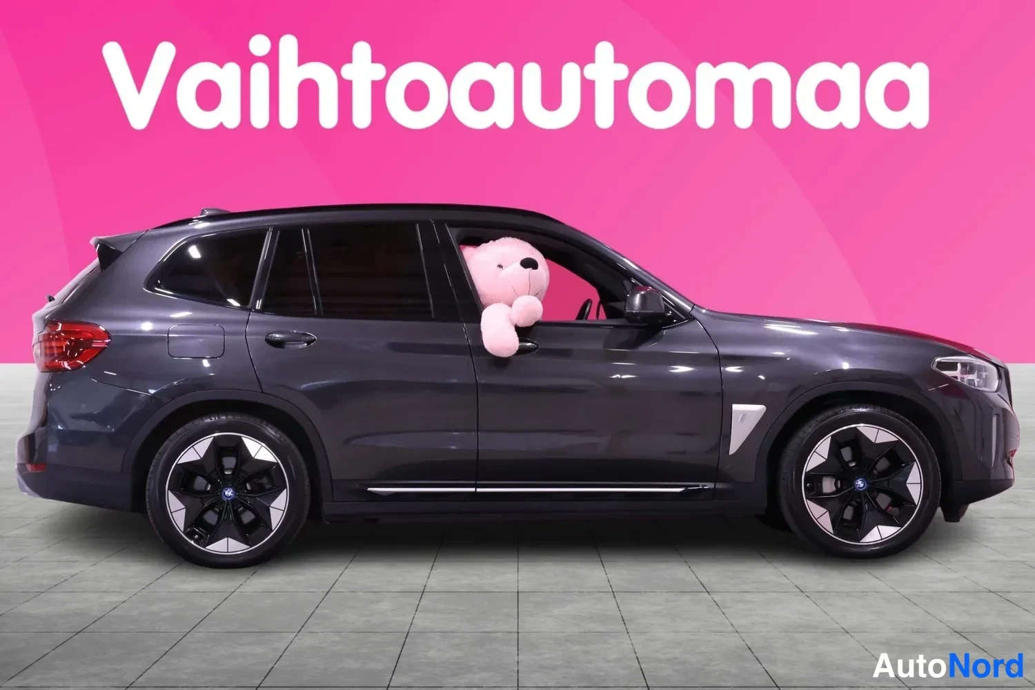 Sivulta: Profiilikuva tummanharmaasta autosta oikealta puolelta. Piilotetut etusisävalot, kolmiskulmaiset LED-korvakkeet ja 20-tuumaiset pyörät ovat näkyvissä.