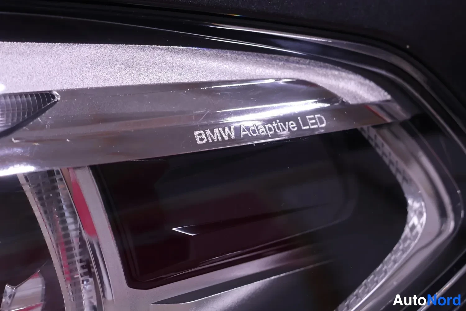 Yksityiskohta: Lähikuva BMW Adaptive LED -tekstillä varustetusta ajovalosta.