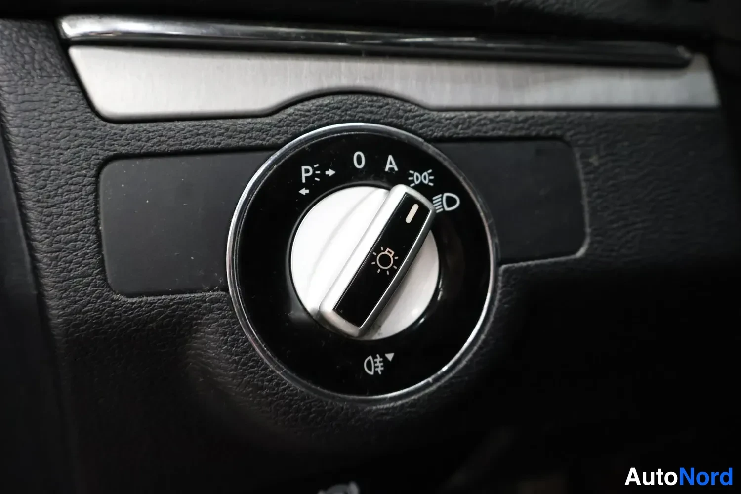 Muu: Ulkospeilin säätökiekko merkeillä P, 0 ja A autonsisäpuolella.