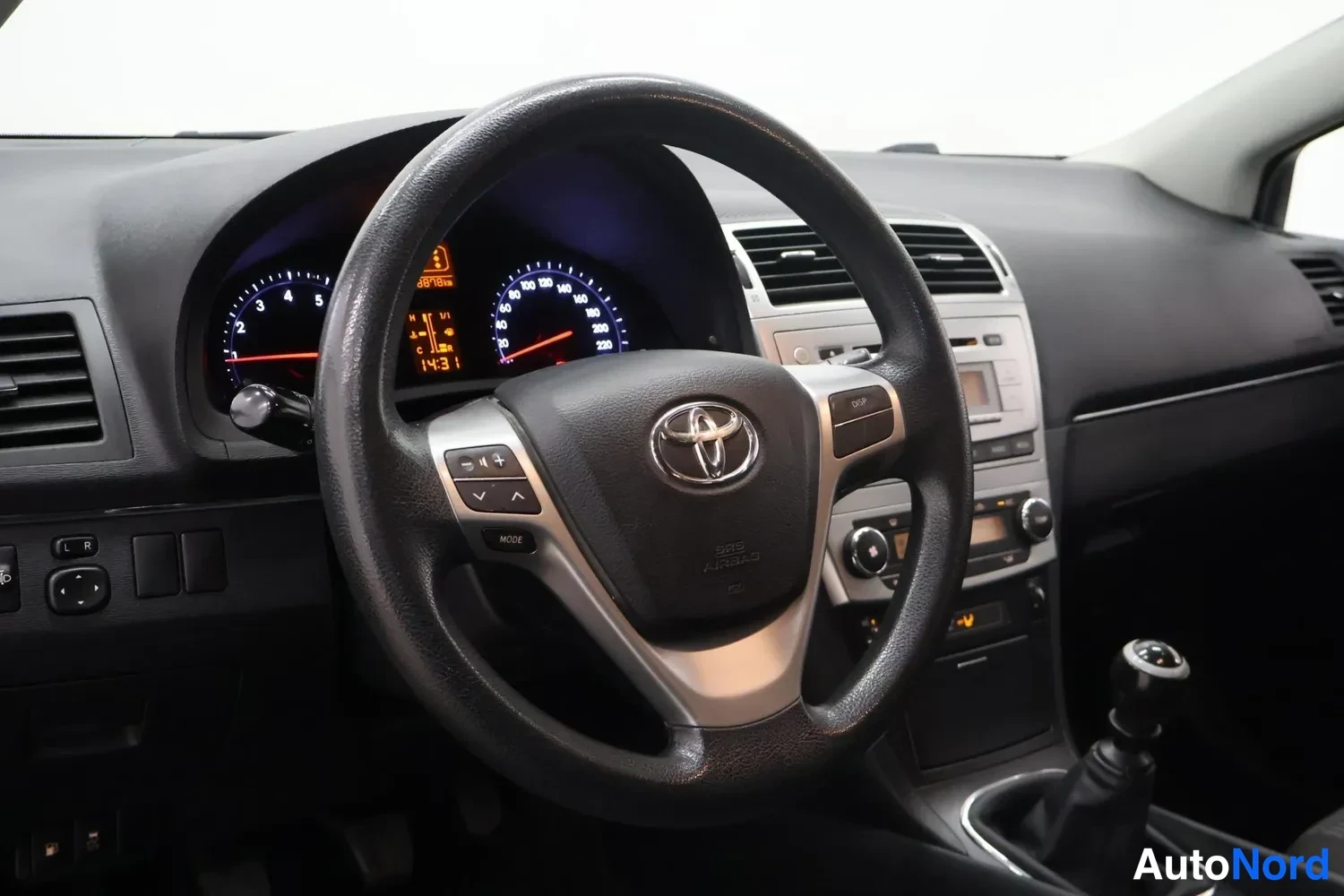 Muu: Ohjaamokuva: Toyotan ratti ja mittaristo, manuaali vaihdinnuppi