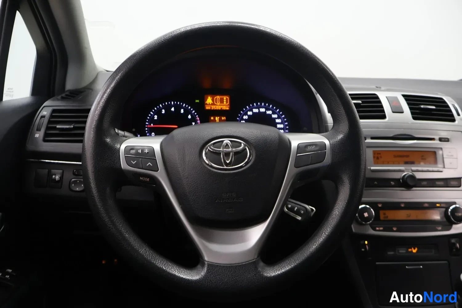 Muu: Toyota-merkillä varustettu ohjauspyörä, kojelaudan mittaristo ja keskikonsolin vaihtimet ja säätimet.