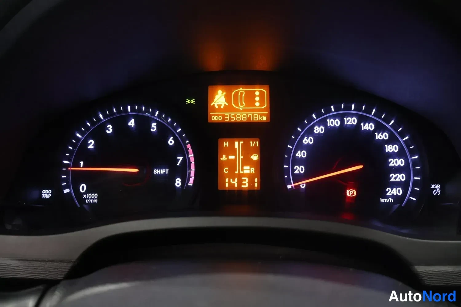 Muu: Kojelaudan mittaristo: nopeusmittari 0–240 km/h, kierrosmittari, matkamittari odo 358878 km.