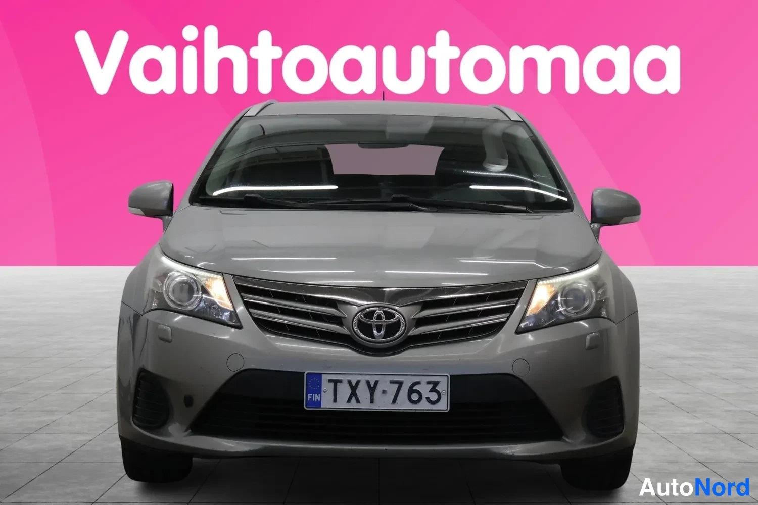 Edestä: Toyota Avensis edestäpäin suoraan kuvattuna, rekisteritunnus.