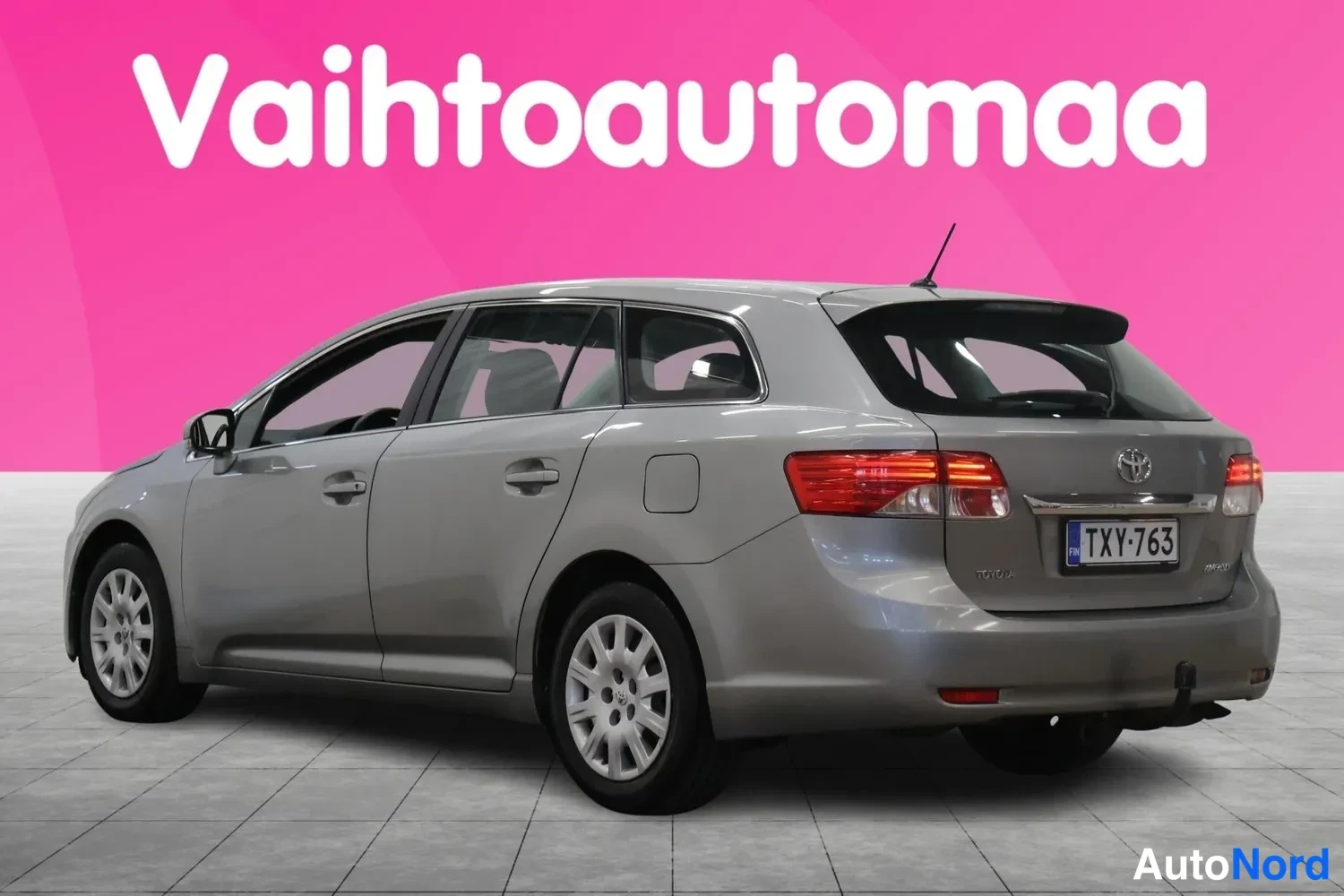 Takaviisto: Toyota Avensis Farmarikori takaviisto vasemmalta, rekisteritunnus.