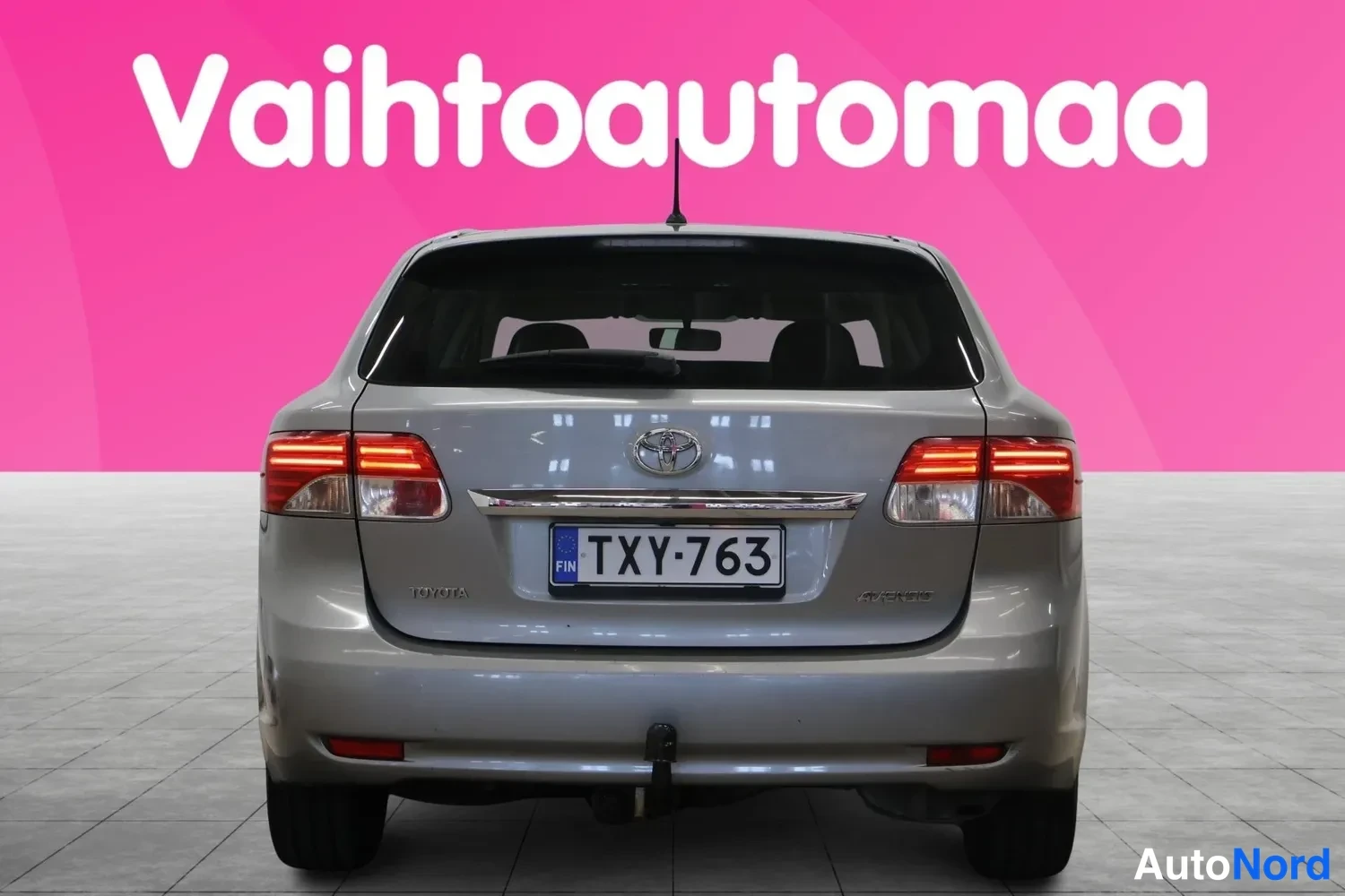 Takaa: Toyota Avensiksen takapää suoraan takaa, rekisteritunnus.
