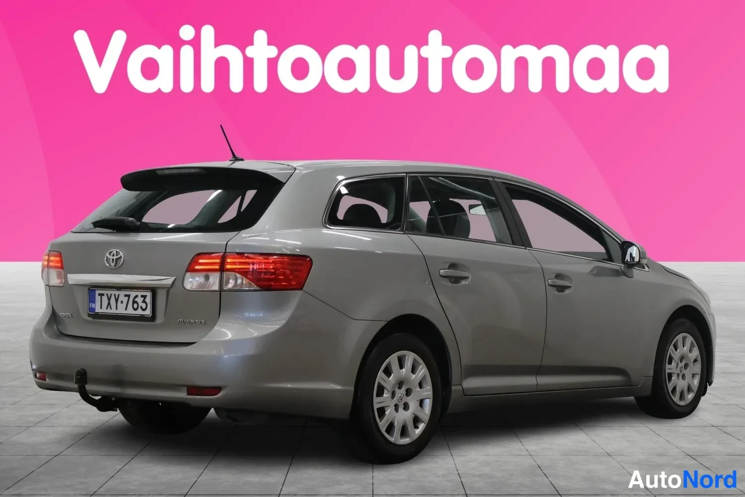 Takaviisto: Toyota Avensis Farmarikori takaviisto vasemmalta, rekisteritunnus.