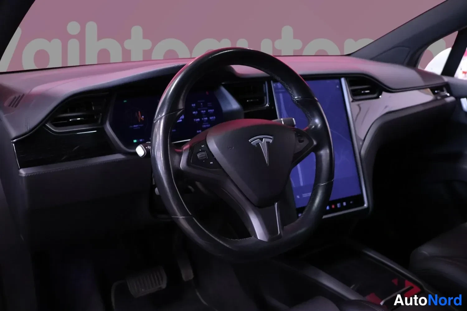 Muu: Tesla Model X - ohjaamo: ohjauspyörä ja keskikonsolin suuri kosketusnäyttö