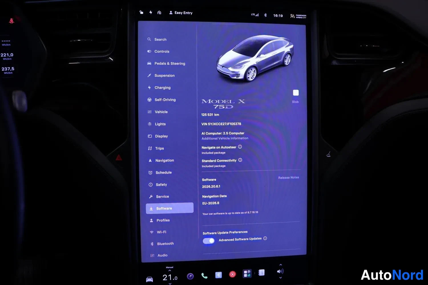Muu: Auto.infotainment-näyttö Software-valikossa: Model X 75D, 125 531 km, ohjelmisto 2028.20.6.1.