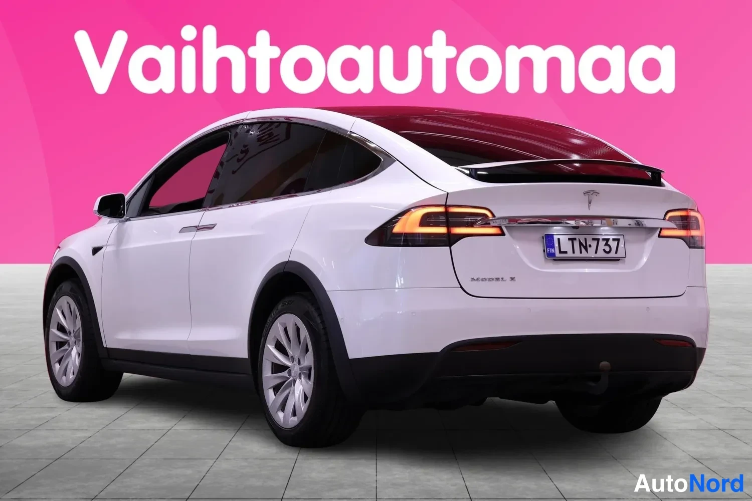 Takaviisto: Tesla Model X -farmarin takakulmanäkymä, valkoinen korivalo-, takavalot ja rekisterikilpi näkyvät