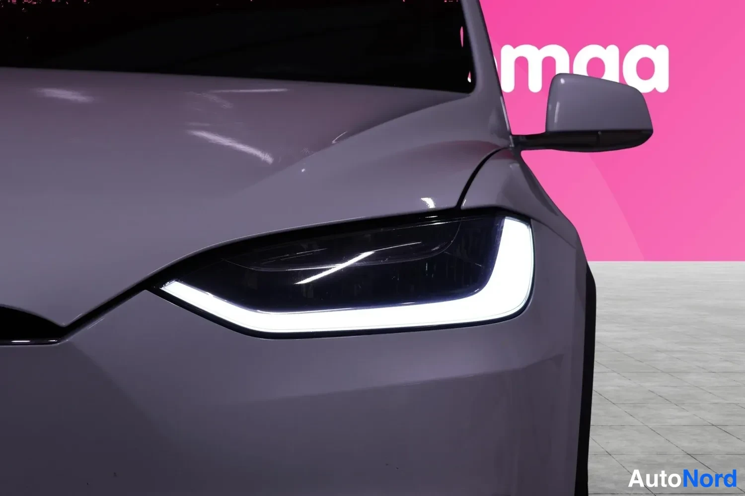 Edestä: Tesla Model X - close-up etuvalaisimesta, vaaleanharmaa kori ja LED-päiväajovalo