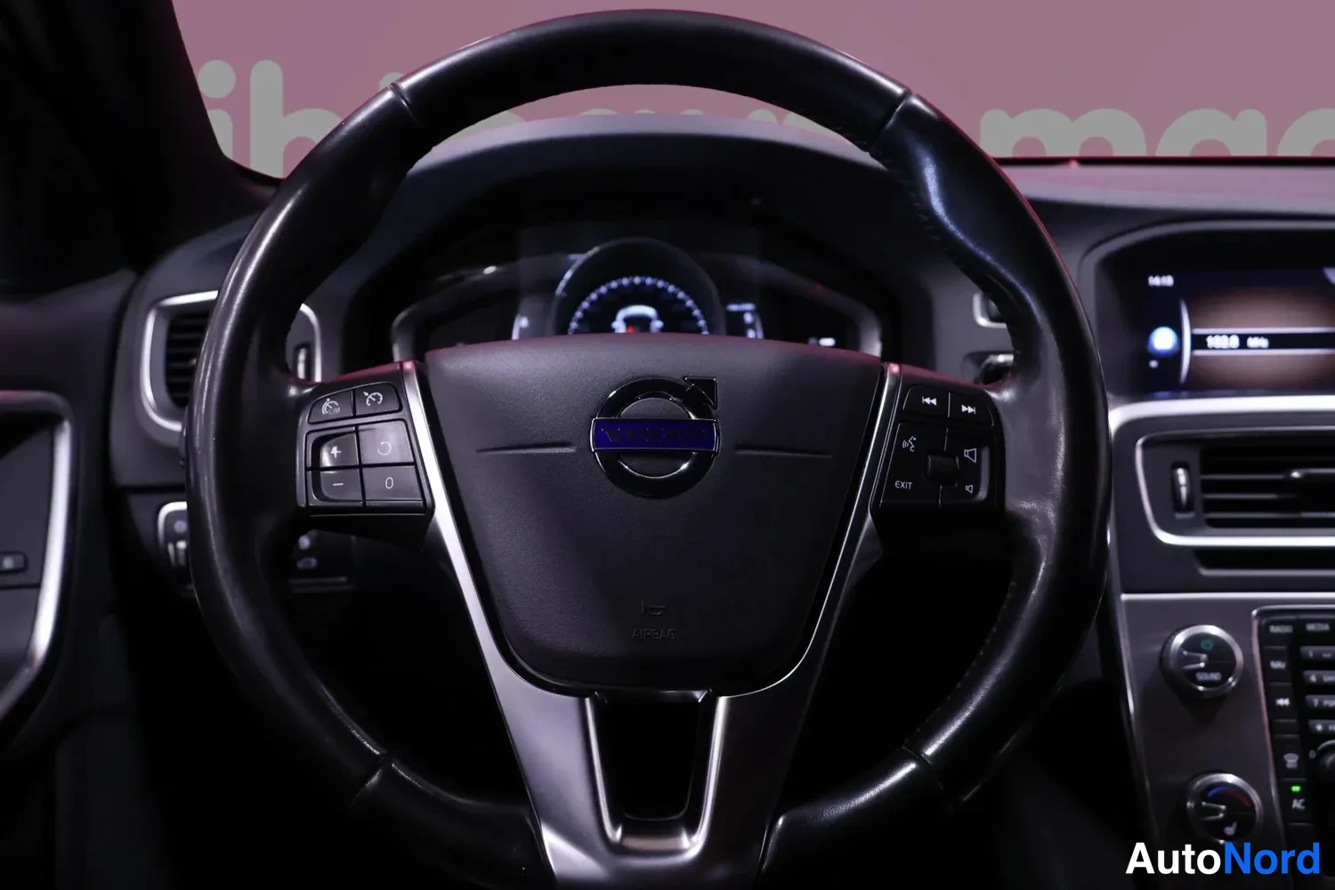Muu: Volvo-ohjauspyörä ja mittaristo suoraan edestä kuvattuna