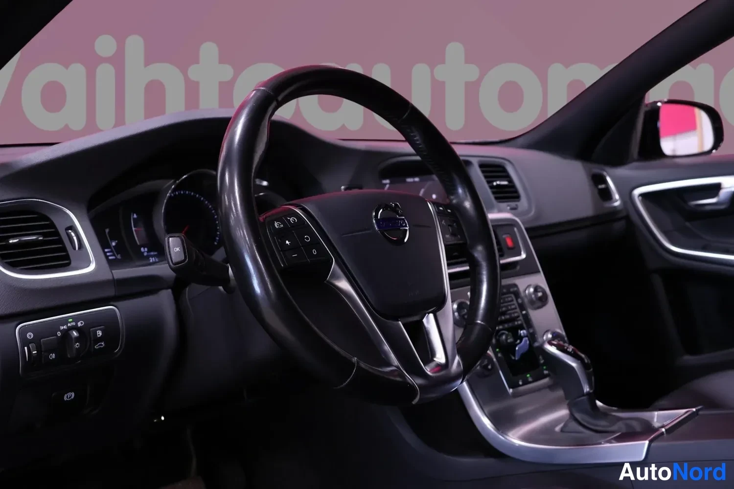 Muu: Volvo-ohjauspyörä, kojelauta ja keskikonsoli vasemmalta kuvattuna