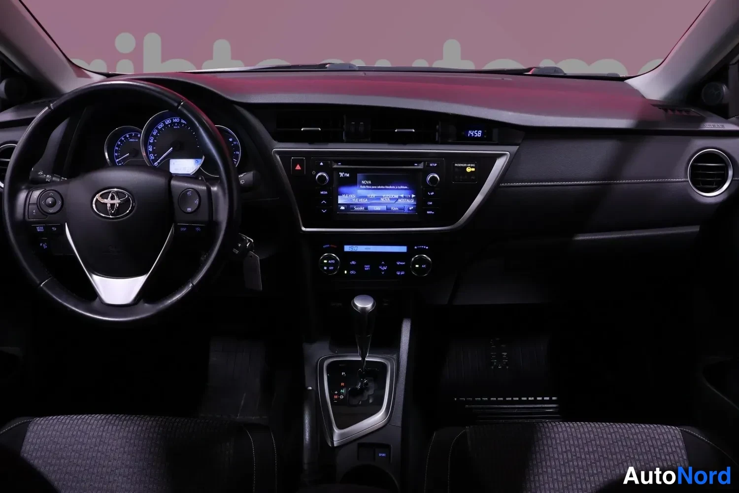 Muu: Kojelauta kokonaisuudessaan: Toyota-ohjauspyörä, mittaristo, keskikäyttötaulu ja automaattivaihteen valitsin.