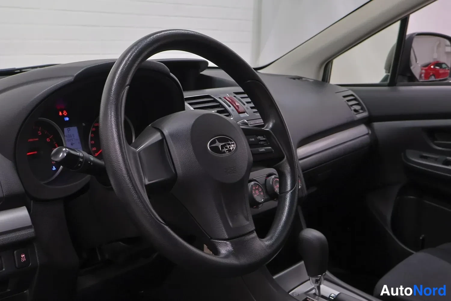 Muu: Auton ohjaamo: Subaru-merkkinen ohjauspyörä, kojelauta ja automaattivaihteen valitsin.