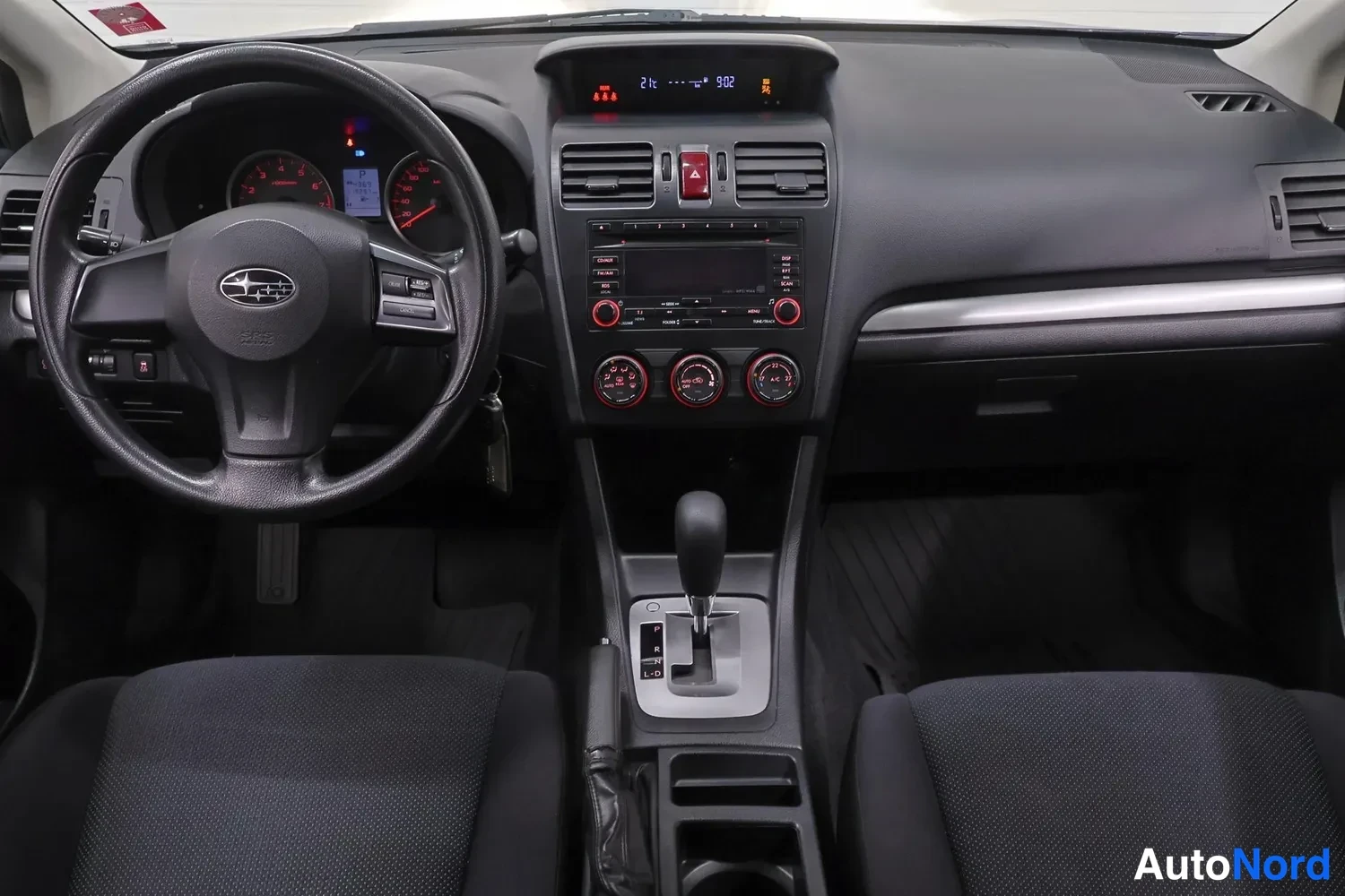Muu: Kojelauta keskitelalla: Subaru-ohjauspyörä, äänentoistolaite, manuaalisesti säädettävät ilmastointiruuvi ja automaattivaihte.