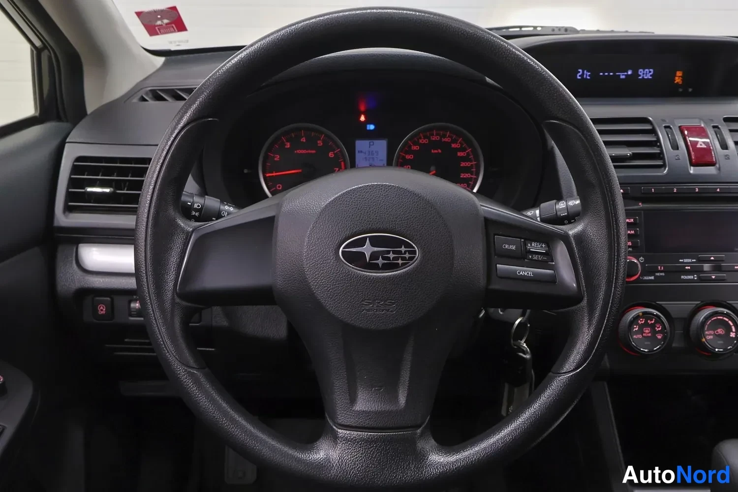 Muu: Ohjauspyörän lähikuva: Subaru-tunnuksellinen ohjauspyörä, risteily ohjainnäppäimet ja mittaristo.