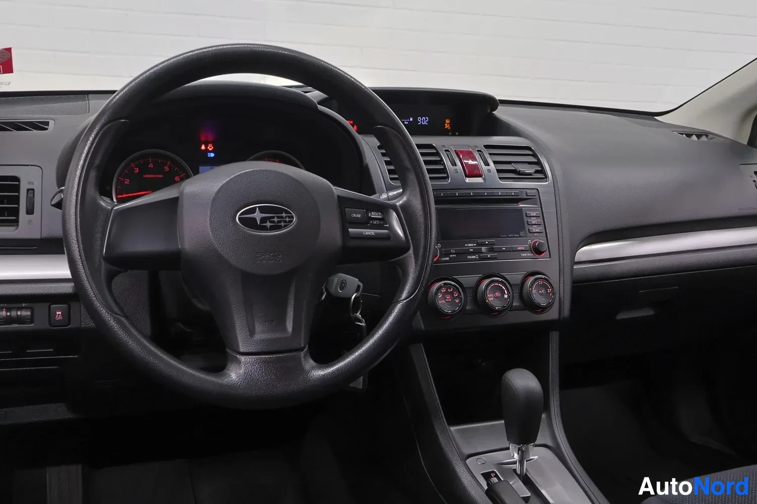 Muu: Ohjaamo Subaru-ohjauspyörällä, radio, ilmastointirivastikkeet ja automaattivaihteen valitsin näkyvät.