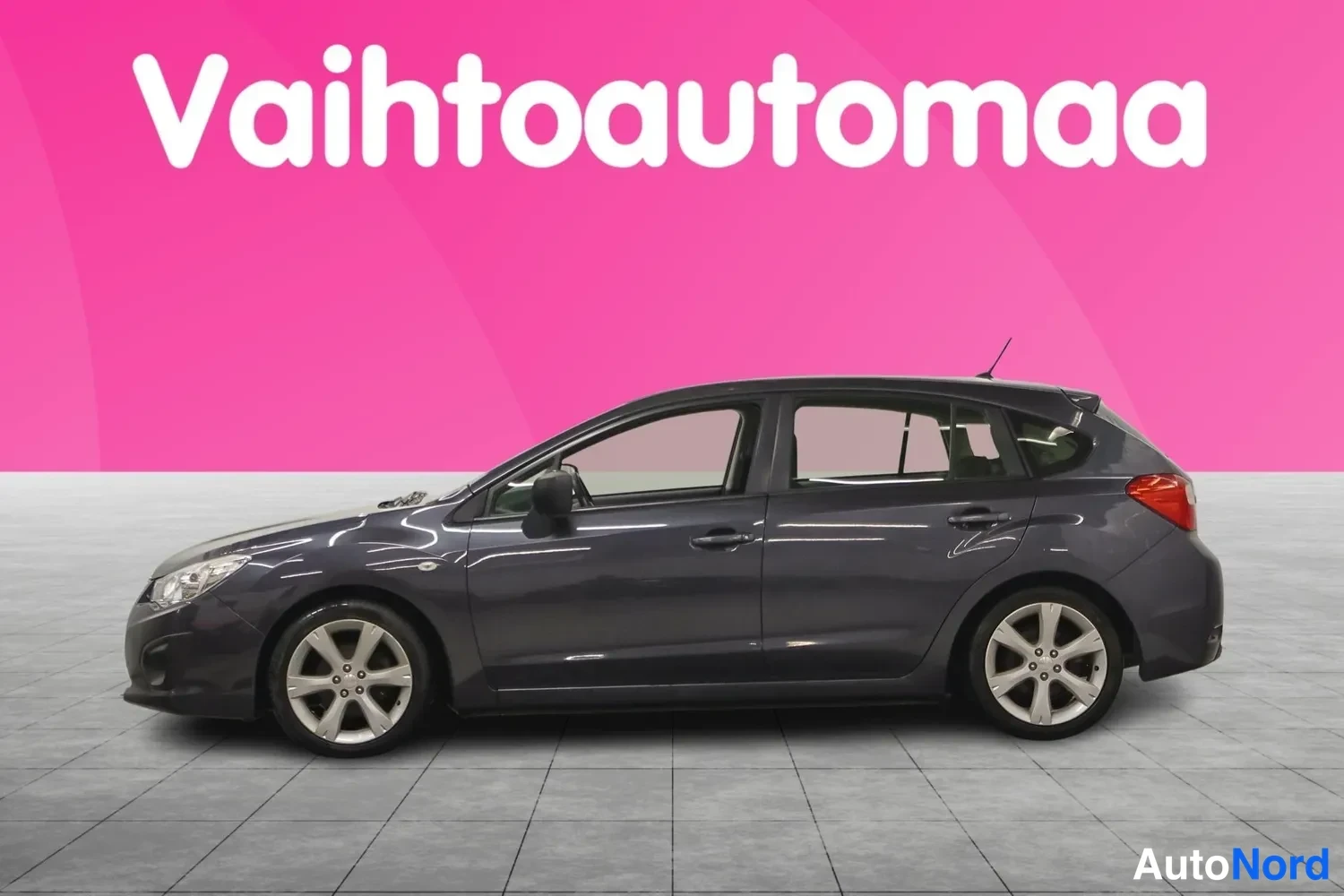 Sivulta: Subaru Impreza -auton sivukuva vasemmalta, tummansininen.
