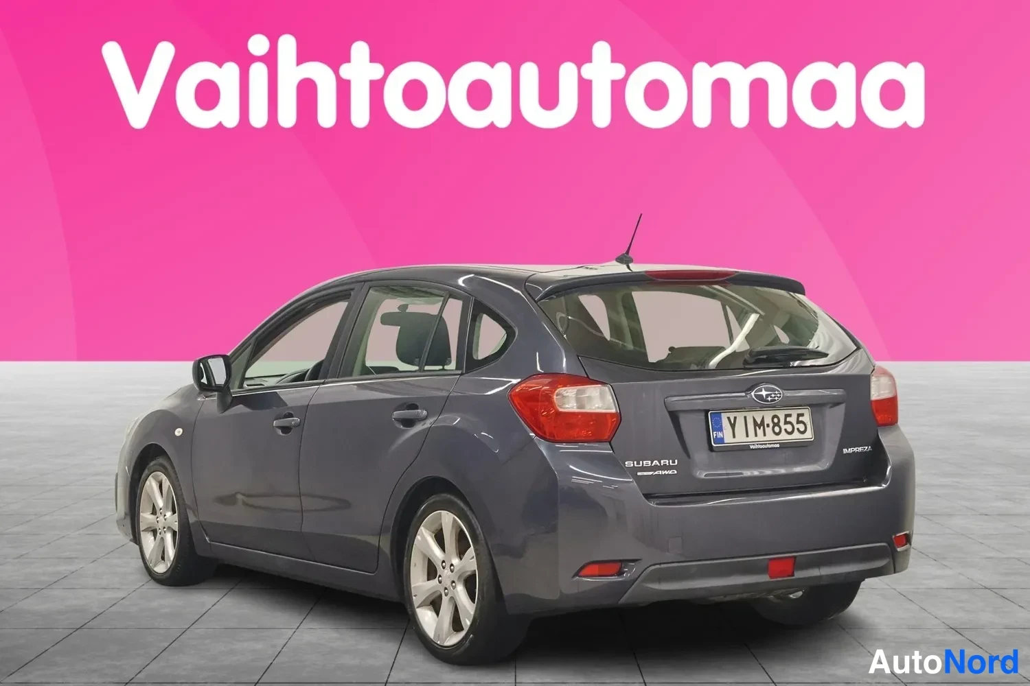 Takaviisto: Subaru Impreza -auton takakulma vasemmalta, tummansininen.