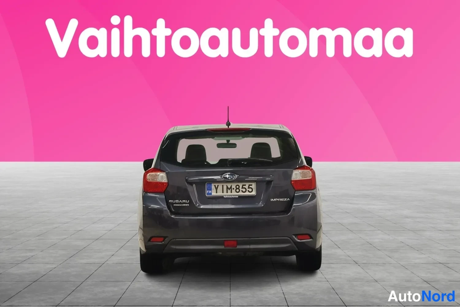 Takaa: Subaru Impreza -auton takanäkymä, tummansininen.